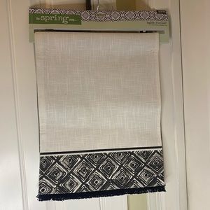 THE SPRING SHOP - Table Runner
